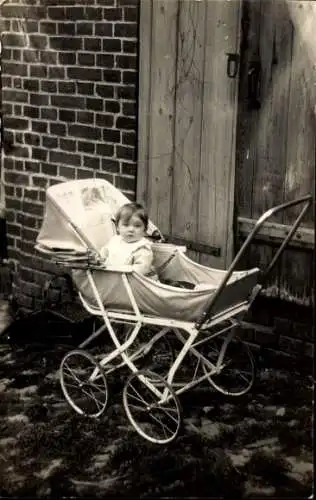 Foto Ak Kind im Kinderwagen, Porträt