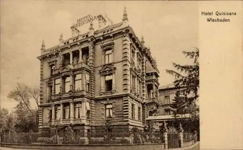 Ak Wiesbaden in Hessen, Hotel Quisisana, beeindruckende Architektur, r Stil