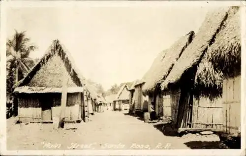 Foto Ak Santa Rosa Panama, Hauptstraße, Reetdachhäuser