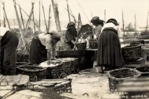 Ak Lisboa Lissabon Portugal, Frauen mit Fischfang am Hafen