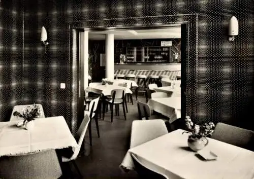 Ak Berlin Charlottenburg, Innenansicht eines Speisezimmers, Tische mit weißen Tischdecken, Stühle