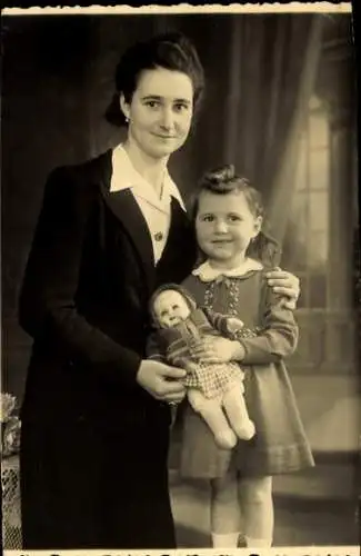 Foto Portrait einer Mutter mit Kind, Puppe