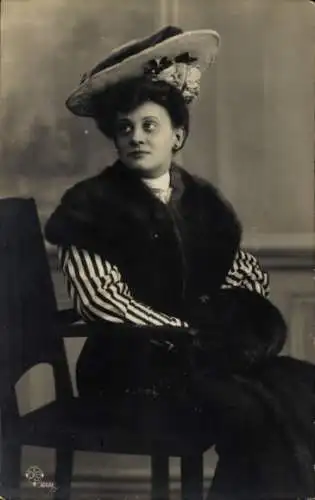 Ak Frau mit Hut, Pelz, Portrait