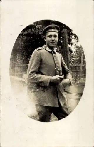 Passepartout Ak kaiserlicher Soldat mit Pfeife