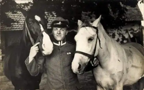 Foto Ak Deutscher Soldat in Uniform, Pferde