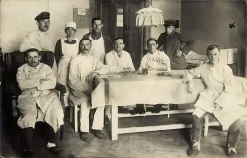 Foto Ak Deutsche Soldaten, Gruppenbild, Zeitung Münchner Rote Fahne