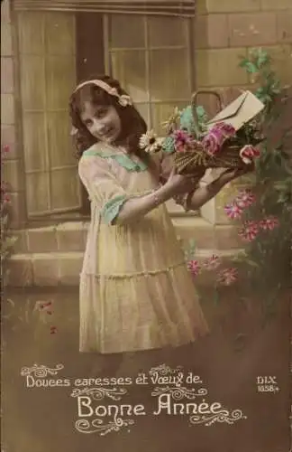 Ak Glückwunsch Neujahr, Mädchen mit Blumenkorb vor einer Haustür