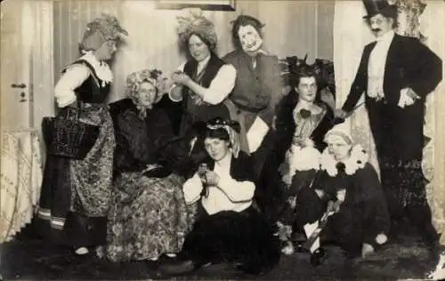 Foto Ak Menschen in Karnevalkostümen, Gruppenfoto