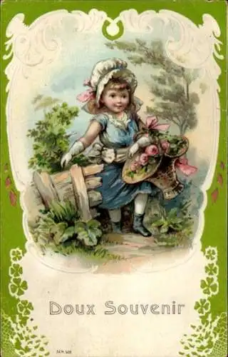 Präge Ak Mädchen mit Blumenkorb, Souvenir, Zaun, Hufeisen, Kitsch