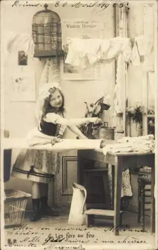 Ak Mädchen beim Bügeln, Wäsche