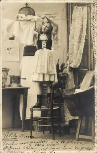 Ak Mädchen beim Aufhängen der Wäsche