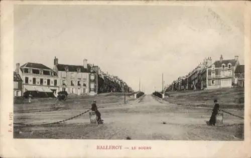 Ak Balleroy Calvados, Straße mit zwei Männern, die an einer Kette stehen, die den Weg begrenzt...
