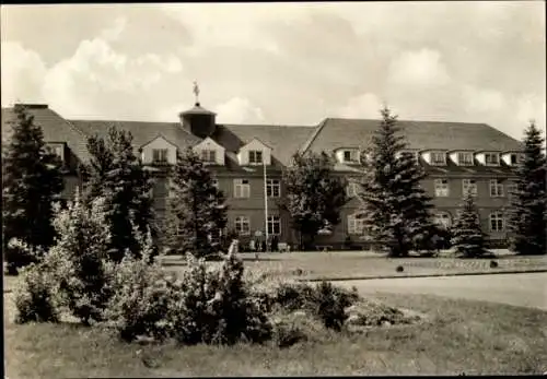 Ak Anklam in Mecklenburg Vorpommern, Hospital, Gebäude, Bäume, Himmel, Schwarz-Weiß-Foto