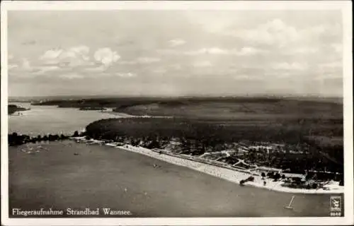 Ak Berlin Zehlendorf Wannsee, Vogelperspektive auf Strandbad  Wasser, Bäume, Strand