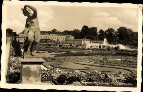 Ak Hannover in Niedersachsen, Statue, Gartenanlage, Blumenbeete, Historisches Gebäude, Wasserf...