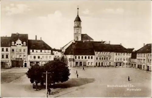 Ak Bischofswerda in Sachsen, Marktplatz mit Kirche, alte Gebäude, Menschen, Baum