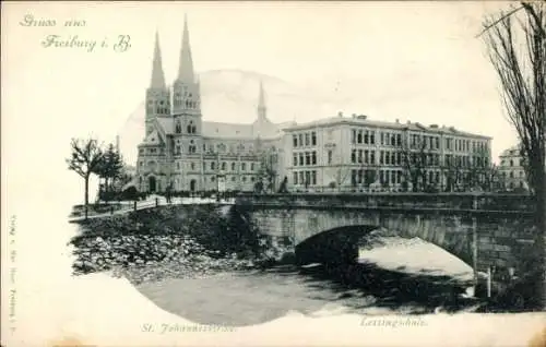 Ak Altstadt Freiburg im Breisgau, Historische Gebäude, St. Johanneskirche, Lessingschule, Fluss