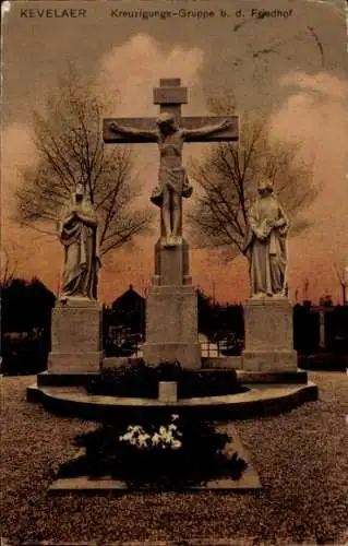 Ak Kevelaer am Niederrhein, Kreuzigungsgruppe, Statue von Jesus am Kreuz, zwei Figuren, Abends...