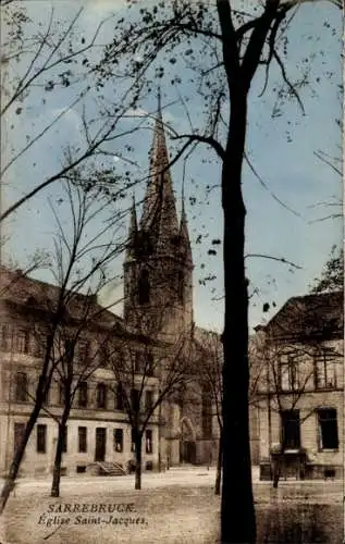 Ak Saarbrücken im Saarland, Eglise Saint-Jacques, hoher Kirchturm, Baumfragmente