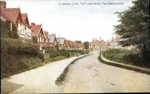 Ak Totland Isle of Wight England, Straße The Broadway, Reihenhäuser, grüne Hecken