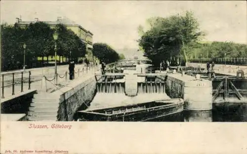 Ak Göteborg Schweden, Slussen,  Schiffe, Kanal, Brücke, Bäume, Architektur