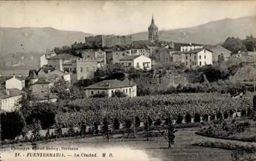 Ak Hondarribia Fuenterrabia Baskenland, Stadtansicht von  Berge im Hintergrund, Weinberg im Vo...