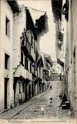 Ak Hondarribia Fuenterrabia Baskenland, Straße mit Gebäuden, Steinpflaster, Menschen, Tiere