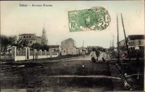 Ak Dakar Senegal, Straße mit Häusern, Personen in traditioneller Kleidung, Poststempel