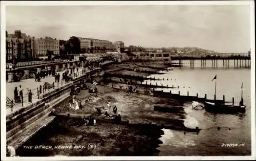 Ak Herne Bay Kent England, Strand,  Steg, Gebäude, Menschen, Boote
