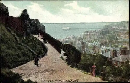 Ak Hastings East Sussex England, Castle Hill, Blick auf Häuser, Küstenlandschaft, Spaziergänger