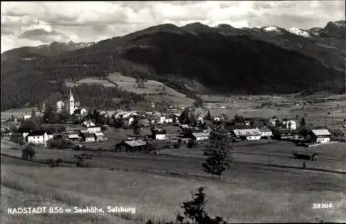 Ak Salzburg in Österreich, Panoramaansicht, Radstadt, 856 m Seehöhe, Berglandschaft, schwarz-weiß