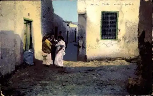 Ak Tunis Tunesien,  Frauen in traditioneller Kleidung, schmale Gasse
