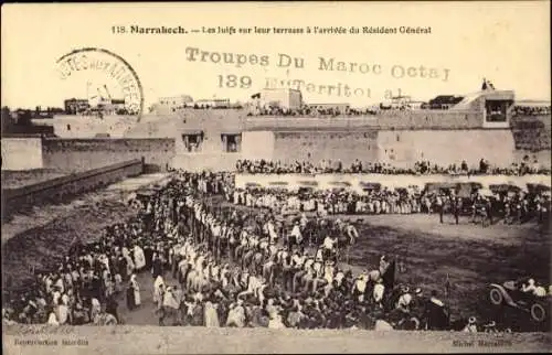 Ak Marrakech Marrakesch Marokko,  jüdische Menschen auf der Terrasse, Ankunft des Residenten G...