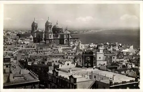 Ak Cádiz Andalusien, Panoramablick auf  Küste,  Gebäude, Kirchen