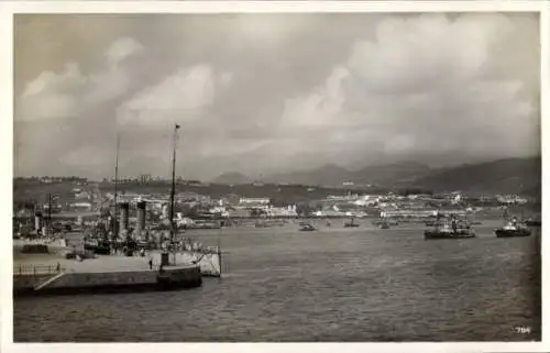 Ak Ceuta Spanien, Hafenansicht, Schiffe, Stadt im Hintergrund, Wolken