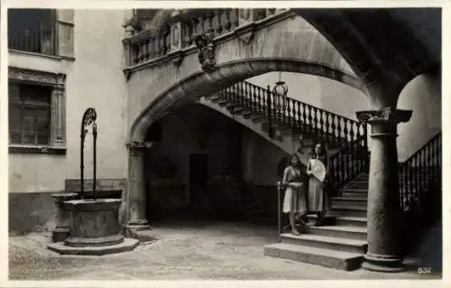 Ak Palma de Mallorca Balearische Inseln, Hinterhof Casa Olesa, Treppe mit Frauen, Brunnen im Inne