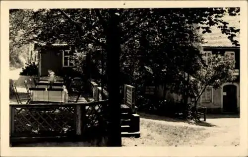 Ak Ohorn in Sachsen, Gasthaus Buschmühle, Stühle im Freien, Bäume, sommerliche Szenerie