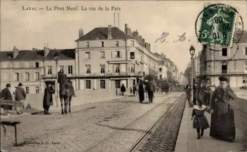 Ak Laval Mayenne,  Le Pont Neuf, La rue de la Paix,  Gebäude, Straßenansicht
