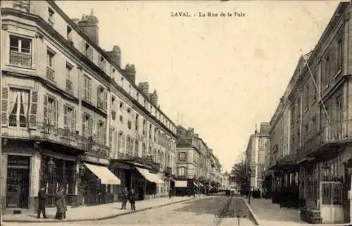 Ak Laval Mayenne, La Rue de la Paix,  Gebäude, Einkaufsstraße