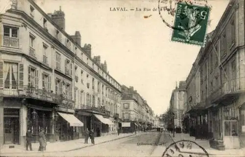 Ak Laval Mayenne, La Rue de, Gebäude, Straßenszene, französische Architektur, Schilder