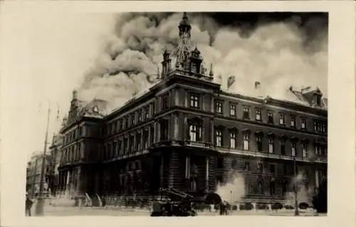 Ak Wien 1 Innere Stadt, Brand des Justizpalastes, vorbei ziehender Rauch, s Gebäude