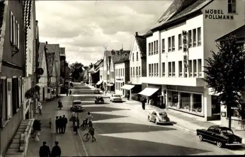 Ak Helmstedt in Niedersachsen, Eine Schwarz-Weiß Aufnahme einer Einkaufsstraße mit mehreren Ge...