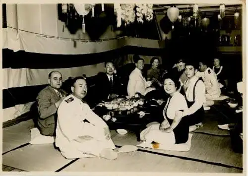 Foto Ein japanisches Dinner auf dem Taiyo Maru, Reise Amerika-Japan, Kapitän im Vordergrund