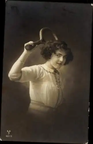 Ak Frau mit Tennisschläger, Portrait