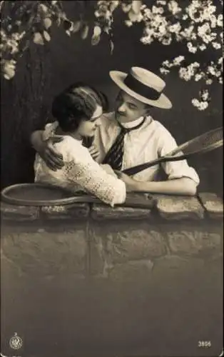 Ak Tennis, Liebespaar, Umarmung