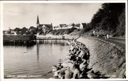 Ak Rønne Rönne Bornholm Dänemark, Ufer, Steg, Spaziergänger, Kirche