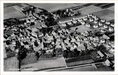 Ak Giebelstadt in Unterfranken, Luftaufnahme von  viele Dächer, landwirtschaftliche Flächen