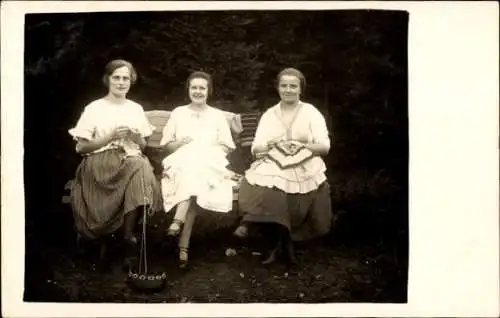 Foto Ak strickende Frauen
