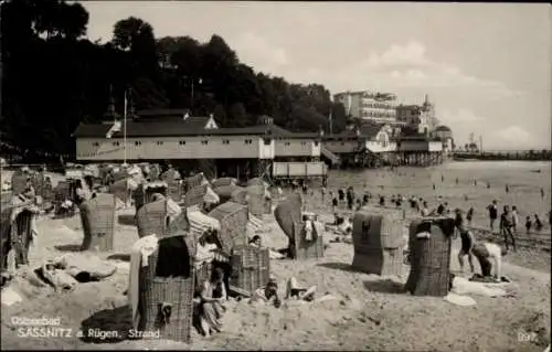 Ak Sassnitz auf Rügen, Strandleben, Seebrücke