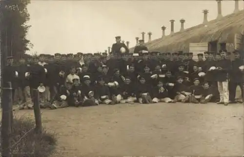 Foto Ak Königsbrück in der Oberlausitz, Truppenübungsplatz, Deutsche Soldaten in Uniform, Baracke